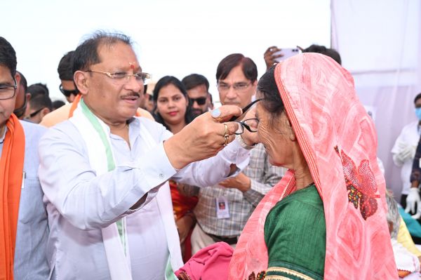 सुशासन तिहार के समाधान शिविर में मुख्यमंत्री श्री विष्णु देव साय ने बुजुर्गों और स्कूली बच्चों को अपने हाथों से पहनाया नजर का चश्मा, हितग्राहियों के चेहरों पर लौटी रोशनी और मुस्कान