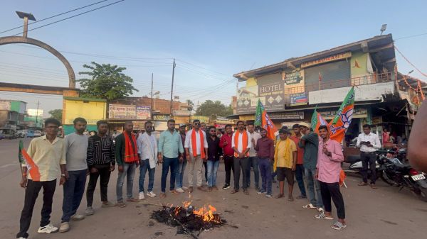 राहुल गांधी के बयान पर भाजयुमो का फूटा गुस्सा, जशपुर की सड़कों पर उतरे कार्यकर्ता, जोरदार नारेबाजी के बीच फूंका पुतला - भाजयुमो बोला &ndash; देश के सम्मान से खिलवाड़ बर्दाश्त नहीं