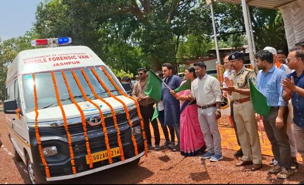 BREAKING NEWS : जशपुर पुलिस को मिली हाईटेक &ldquo;लैब ऑन व्हील्स&rdquo;, अब हत्या-दुष्कर्म से लेकर साइबर क्राइम तक घटनास्थल पर ही होगी वैज्ञानिक जांच, अपराधियों के बच निकलने की राह हुई बंद