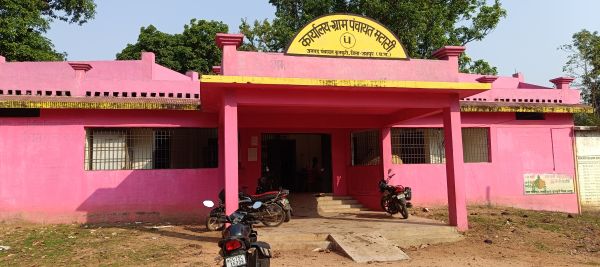 कुनकुरी ब्लॉक के ग्राम पंचायत मटासी की बदहाल तस्वीर&hellip; जहां विकास योजनाओं पर चर्चा होनी चाहिए, वहां राशन के ढेर के बीच बैठने को मजबूर ग्रामीण-सरपंच का फूटा दर्द&mdash; &ldquo;कई बार लगाई गुहार, लेकिन आज तक नहीं मिला गोदाम भवन&rdquo;