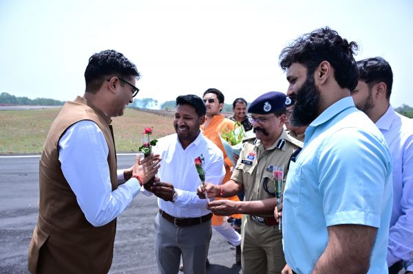 वित्त मंत्री श्री ओपी चौधरी का जशपुर आगडीह हवाई अड्डे में किया गया आत्मीय स्वागt