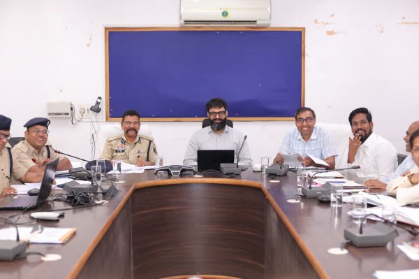 सड़क हादसों पर कलेक्टर का बड़ा एक्शन &mdash; बिना हेलमेट, ओवरस्पीड और बिना लाइसेंस वाहन चलाने वालों पर होगी सख्त कार्रवाई, ब्लैक स्पॉट सुधार और स्कूल बस सुरक्षा पर प्रशासन हुआ अलर्ट