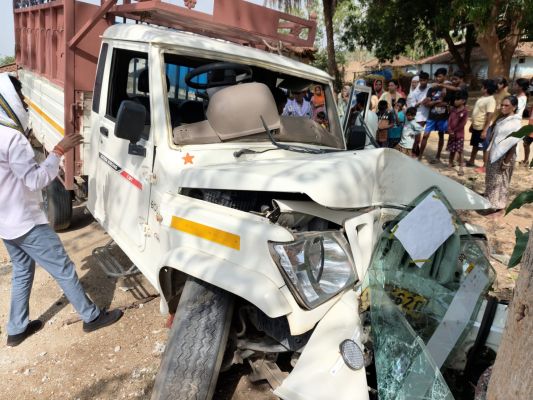 पत्थलगांव से भण्डरी बारात जा रही पिकअप गोरिया के कुम्हार पारा मोड़ पर अनियंत्रित होकर सेमर पेड़ से जा भिड़ी, जोरदार टक्कर में वाहन का अगला हिस्सा पूरी तरह चकनाचूर, चार युवक घायल, दो की हालत गंभीर लेकिन सभी खतरे से बाहर