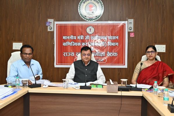 अवैध शराब कारोबार पर सरकार सख्त: आबकारी मंत्री लखनलाल देवांगन ने अधिकारियों को दी कड़ी चेतावनी, कहा- कोचियों से किसी भी स्तर पर समझौता बर्दाश्त नहीं