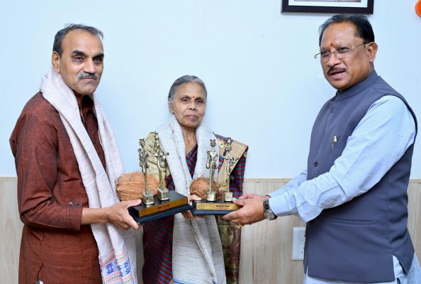 &ldquo;बस्तर और जनजातीय समाज के लिए चार दशक का समर्पण मानवता की असाधारण मिसाल&rdquo; &mdash; मुख्यमंत्री विष्णुदेव साय ने पद्मश्री गोडबोले दंपति के सेवा कार्यों को बताया छत्तीसगढ़ का गौरव