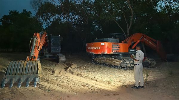 महानदी में आधी रात चलता मिला अवैध रेत उत्खनन का खेल, मुख्यमंत्री के सख्त निर्देशों के बाद धमतरी में खनिज विभाग का बड़ा एक्शन; 5 चैन माउंटेन मशीनें जब्त कर की गईं सील