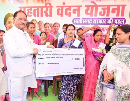 बड़ेकनेरा से मुख्यमंत्री का बड़ा संदेश: महिलाओं के हाथों में आर्थिक ताकत, माताओं को सुरक्षा, बच्चों को पोषण और स्व-सहायता समूहों को संबल देकर बदल रही छत्तीसगढ़ की तस्वीर, योजनाओं के लाभार्थियों से सीधे संवाद कर सीएम विष्णुदेव साय ने देखा जमीनी बदलाव का असर