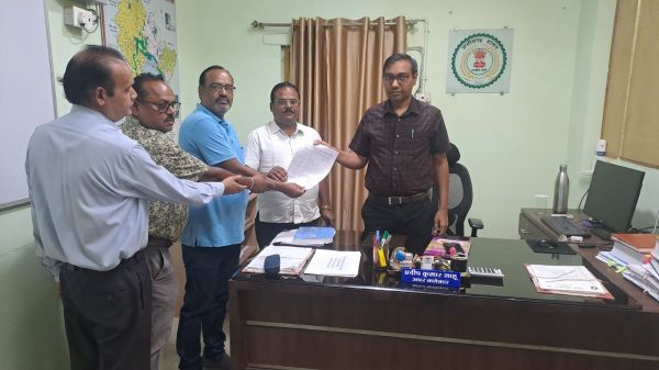 सीतापुर विधायक-नायब तहसीलदार विवाद पर भड़का राजस्व अमला, पटवारी संघ ने खोला मोर्चा; गिरफ्तारी नहीं हुई तो प्रदेशव्यापी आंदोलन की चेतावनी