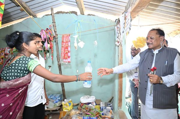 कभी नक्सल संगठन में थे मासा तामो और जयमोती, आज किराना दुकान से कमा रहे सम्मान की रोटी; मुख्यमंत्री विष्णु देव साय ने पानी की बोतल खरीदकर बढ़ाया हौसला