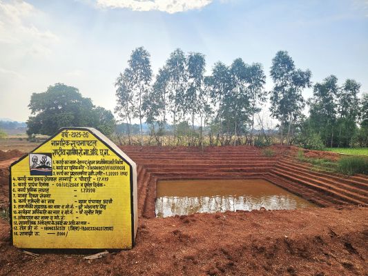 मनरेगा की डबरी बनी किसानों की तरक्की की गारंटी: सरगुजा के देवानंद ने बदली तकदीर, मछली पालन और सिंचाई से बढ़ी आय