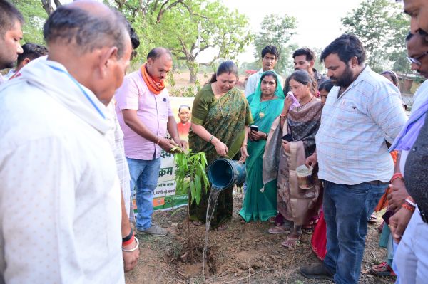 "एक पेड़ माँ के नाम" अभियान में उमड़ा जनसैलाब, इंजको और महुआ टिकरा में हुआ सामूहिक पौधरोपण-गोमती साय की अपील- सिर्फ पौधा लगाना नहीं, उसे वृक्ष बनाकर आने वाली पीढ़ियों को दें हरियाली की सौगात