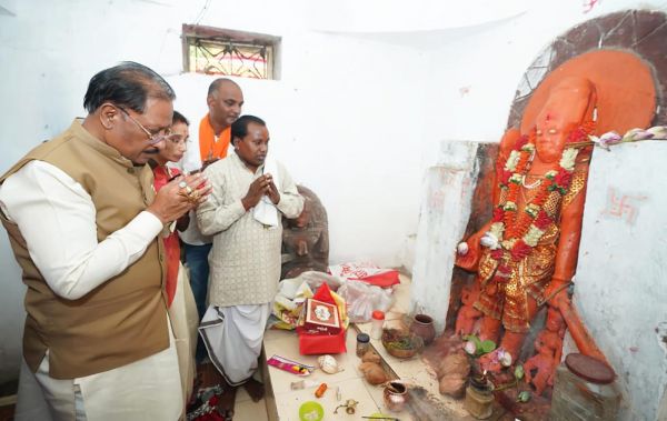 सुशासन तिहार में मुख्यमंत्री विष्णुदेव साय ने ठठारी के ऐतिहासिक चतुर्भुज विष्णु मंदिर में टेका माथा, प्रदेश की खुशहाली और समृद्धि के लिए मांगा आशीर्वाद