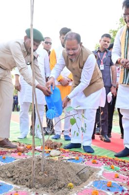 गरियाबंद से मुख्यमंत्री विष्णु देव साय का बड़ा पर्यावरण संदेश, &lsquo;एक पेड़ मां के नाम&rsquo; अभियान के तहत लगाया पीपल का पौधा, प्रदेशवासियों से लाखों पौधे लगाने और उनकी सुरक्षा का किया आह्वान