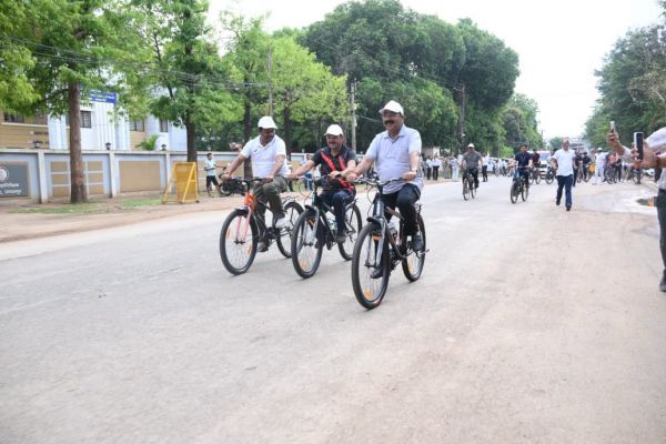 विश्व साइकिल दिवस पर जगदलपुर में &lsquo;संडे ऑन साइकिल&rsquo; कार्यक्रम, उप मुख्यमंत्री अरुण साव ने युवाओं संग चलाई साइकिल फिटनेस और पर्यावरण संरक्षण का दिया संदेश,
