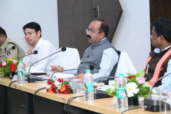जगदलपुर समीक्षा बैठक में उप मुख्यमंत्री अरुण साव सख्त, स्वच्छता दीदियों की नियमित स्वास्थ्य जांच और सुरक्षा किट वितरण के दिए निर्देश, जल जीवन मिशन की योजनाओं के बेहतर संचालन पर भी जोर
