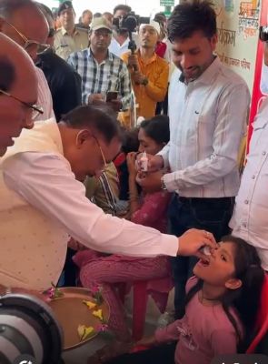 चंद्रनाहू कुर्मी-क्षत्रिय समाज के केंद्रीय अधिवेशन में मुख्यमंत्री विष्णुदेव साय ने बच्चों को कराया स्वर्णप्राशन, आयुर्वेदिक परंपराओं के संरक्षण और स्वस्थ-सशक्त बाल्य जीवन के निर्माण का दिया संदेश