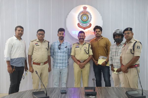 सड़क सुरक्षा को जनआंदोलन बनाने की दिशा में जशपुर पुलिस का अनूठा प्रयास: रील बनाकर जागरूकता फैलाने वाले प्रतिभागियों को एसएसपी ने किया सम्मानित, युवाओं को बताया बदलाव का वाहक