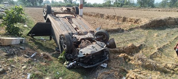मौत को मात देकर लौटा चालक! हवा में उछली कार, तीन पलटियां खाते हुए खेत में गिरी; कपरिनाला मोड़ पर बड़ा हादसा टला, फिर उठे सड़क सुरक्षा पर सवाल