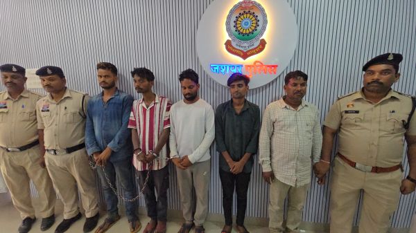 जंगल में घेराबंदी, भागती कार और नशीले इंजेक्शनों का जखीरा...झारखंड से कार में भरकर लाई जा रही हजारों नशीले इंजेक्शनों की खेप जब्त, जंगल में भागे तस्करों को पुलिस मितान की मदद से घेराबंदी कर दबोचा, 5 आरोपी गिरफ्तार