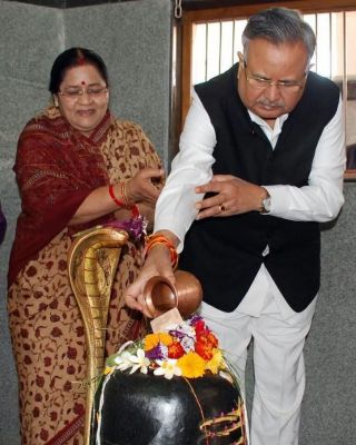 मुख्यमंत्री श्री विष्णु देव साय ने विधानसभा अध्यक्ष डॉ. रमन सिंह को वैवाहिक वर्षगांठ पर दी बधाई