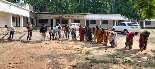 नए शिक्षा सत्र से पहले स्वामी आत्मानंद उत्कृष्ट विद्यालय नारायणपुर में चला स्वच्छता का महाअभियान, प्राचार्य के मार्गदर्शन में शिक्षकों, जनप्रतिनिधियों और ग्रामीणों ने मिलकर पूरा विद्यालय परिसर की सफाई