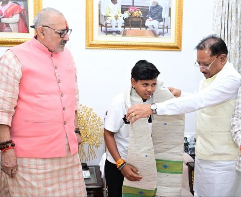 श्रीलंका में छत्तीसगढ़ की बेटी दिखाएगी दम! अंडर-19 टीम की उपकप्तान बनीं महक नरवासे, मुख्यमंत्री विष्णु देव साय ने किया सम्मान