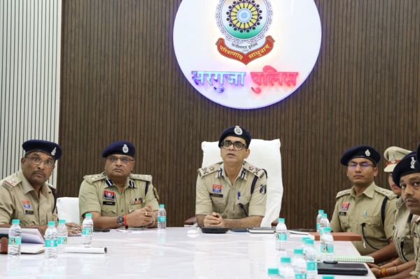 सरगुजा रेंज में नई पुलिस फोर्स की एंट्री: आईजी दीपक कुमार झा ने 78 प्रशिक्षु उपनिरीक्षकों को दिया सफलता का मंत्र, बोले&mdash; जनता का विश्वास जीतना और कानून का सम्मान कराना ही होगी सबसे बड़ी परीक्षा