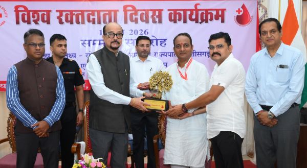 &ldquo;खून की एक बूंद बचा सकती है किसी की जिंदगी!&rdquo; विश्व रक्तदाता दिवस पर राज्यपाल रमेन डेका ने किया रक्तवीरों का सम्मान, बोले&mdash; रक्तदान से बड़ा कोई दान और सेवा नहीं