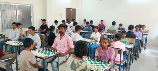 जशपुर में शतरंज की बिसात पर युवाओं का दमदार प्रदर्शन, संदीप सौरभ बने जिला स्तरीय ओपन रैपिड चैंपियन, अंकित साहू दूसरे और अमन रवानी तीसरे स्थान पर, चेस क्लब को मिले 10 नए बोर्ड से बढ़ा उत्साह