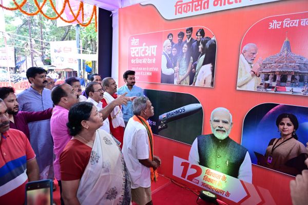 जनसंपर्क विभाग की पहलः जशपुर में भव्य फोटो प्रदर्शनी के माध्यम से आमजन तक पहुंचाई जा रही मोदी सरकार के 12 वर्षों की विकास, सुशासन और जनकल्याण की गाथा