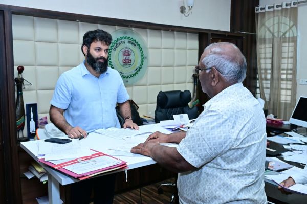 कलेक्टर श्री रोहित व्यास ने जनदर्शन में सुनी आमजन की समस्याएँ ,अधिकारियों को समयबद्ध एवं पारदर्शी निराकरण के दिए निर्देश