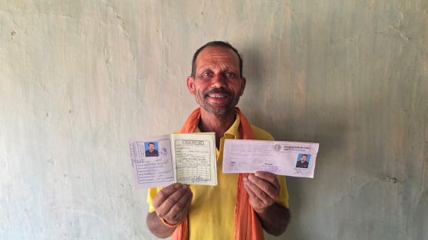 मुख्यमंत्री हेल्पलाइन 1076 का असर: खेत में बैल चराते समय दर्ज कराई शिकायत, प्रशासन खुद पहुंचा घर&mdash;खुलवाया बैंक खाता, बनवाया किसान क्रेडिट कार्ड और दिलाई खाद-बीज की सुविधा