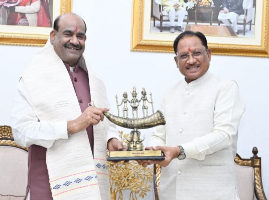 लोकतंत्र के दो शीर्ष स्तंभों की मुलाकात: मुख्यमंत्री विष्णुदेव साय ने लोकसभा अध्यक्ष ओम बिरला का किया आत्मीय स्वागत, बस्तर दशहरा की सांस्कृतिक धरोहर से कराया परिचय