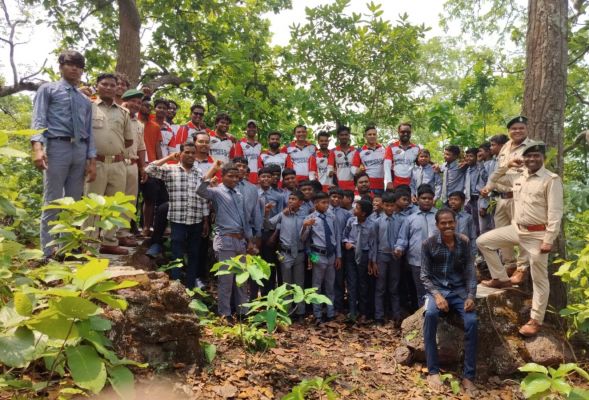 बीज गोला बनाबो, जशपुर के जंगल ला बढ़ाबो' अभियान बना जनआंदोलन, पहाड़ों-टेकरियों पर उमड़ा जनसैलाब; विधायक, जनप्रतिनिधि और ग्रामीणों ने मिलकर बोए भविष्य के जंगल
