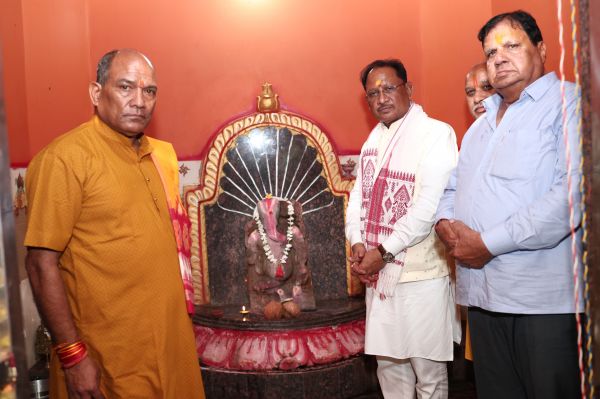 ग्राम रनपुर के प्राचीन श्री गणेश भगवान मंदिर पहुंचे मुख्यमंत्री विष्णुदेव साय, प्रदेश की सुख-समृद्धि, शांति, खुशहाली और निरंतर विकास के लिए की विशेष पूजा-अर्चना