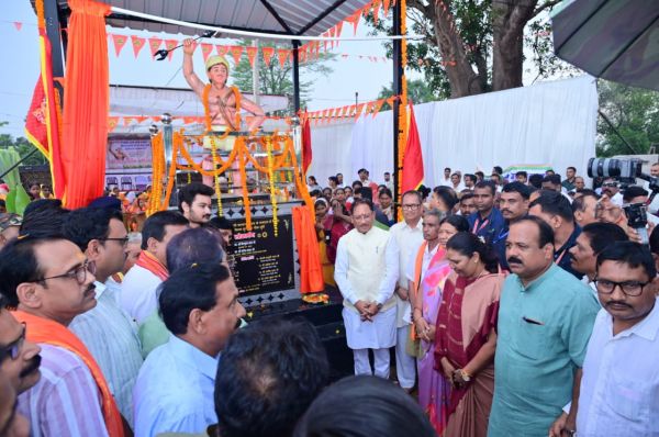 धरती आबा भगवान बिरसा मुंडा के संघर्ष और बलिदान को मुख्यमंत्री विष्णुदेव साय ने किया नमन, डोंडराही में 150वीं जयंती पर प्रतिमा का अनावरण, विकास कार्यों के लिए 37 लाख रुपये की सौगात
