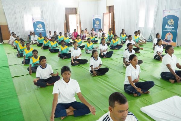 विश्व योग दिवस पर जशपुर बना स्वास्थ्य और आध्यात्मिक ऊर्जा का केंद्र:&nbsp; मंत्री राजेश अग्रवाल ने दिया निरोगी जीवन का मंत्र, बोले&mdash; &ldquo;योग को बनाएं दैनिक जीवन का हिस्सा&rdquo;, सैकड़ो लोगों ने सामूहिक योगाभ्यास कर लिया स्वस्थ, संतुलित और नशामुक्त जीवन का संकल्प