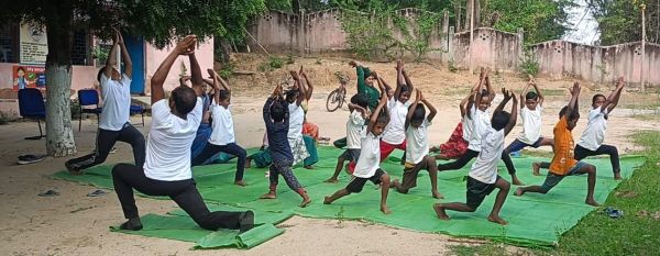 अंतरराष्ट्रीय योग दिवस पर डीपाटोली प्राथमिक विद्यालय में दिया गया स्वास्थ्य जागरूकता का मंत्र, बच्चों-पालकों और ग्रामीणों ने किया सामूहिक योगाभ्यास, लिया स्वस्थ, सशक्त एवं व्यसनमुक्त भारत निर्माण का संकल्प