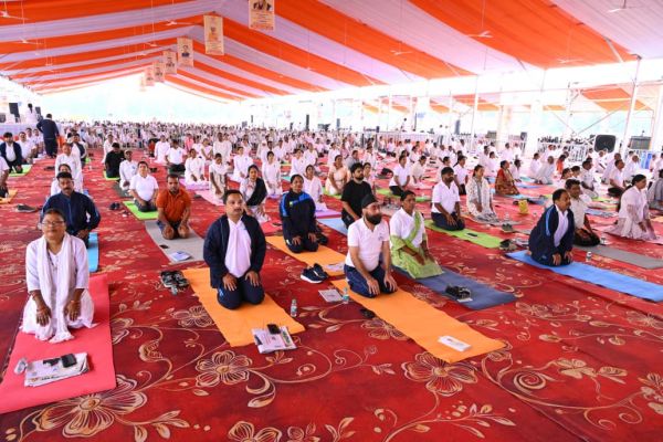 "अंबिकापुर के राज्य स्तरीय योग दिवस समारोह में उमड़ा हजारों लोगों का जनसैलाब, मुख्यमंत्री विष्णुदेव साय ने किया सामूहिक योगाभ्यास, कहा&mdash; योग को दिनचर्या का हिस्सा बनाकर स्वस्थ समाज और विकसित राष्ट्र के निर्माण में दें योगदान