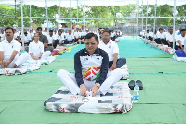 योग से शारीरिक व मानसिक विकास होता है, इसे जीवन में अपनाएं - मंत्री श्री लखनलाल देवांगन ,अंतर्राष्ट्रीय योग दिवस पर सभी वर्ग के लोगों के किया सामूहिक योगाभ्यास