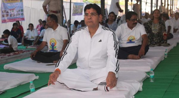 ​छत्तीसगढ़ महतारी और भगवान धनवंतरि की वंदना से सारंगढ़ में योग दिवस का शंखनाद-योग और नृत्य का अद्भुत संगम: सारंगढ़ में बच्चों ने संगीत की धुन पर योग मुद्राओं से मोहा मन