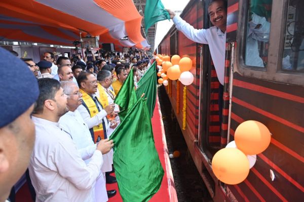 सोमनाथ स्वाभिमान यात्रा का शुभारंभ: मुख्यमंत्री साय ने दिखाई हरी झंडी, छत्तीसगढ़ की पावन माटी और नदियों का जल लेकर 1000 से अधिक श्रद्धालु रवाना, बोले&ndash; सोमनाथ हमारी आस्था ही नहीं राष्ट्रीय स्वाभिमान और सांस्कृतिक गौरव का भी प्रतीक