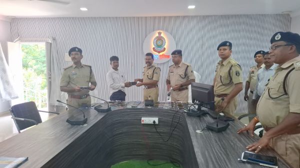 जशपुर पुलिस की बड़ी कार्रवाई: गुम हुए मोबाइलों की खोज में मिली बड़ी सफलता, 7.50 लाख रुपये के 51 मोबाइल बरामद कर मालिकों को सौंपे