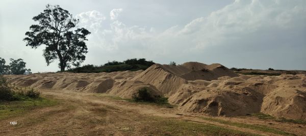 रेत माफियाओं पर चला प्रशासन का बुलडोजर! 200 ट्रैक्टर-ट्रॉली रेत जब्त, लाखों का जुर्माना ठोका गया