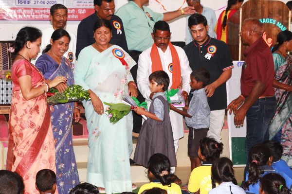 विधायक रायमुनी भगत ने मनोरा में शाला प्रवेशोत्सव का किया शुभारंभ, जनपद प्राथमिक शाला के गौरवशाली शताब्दी वर्ष समारोह में पूर्व विद्यार्थियों, सेवानिवृत्त कर्मचारियों का सम्मान और नवप्रवेशी बच्चों का किया आत्मीय स्वागत