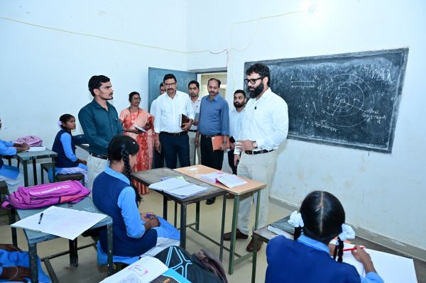  की पढ़ाई में कोई बाधा नहीं आनी चाहिए" : दुलदुला पहुंचकर कलेक्टर रोहित व्यास ने छात्रावास और स्कूल का किया औचक निरीक्षण, अनुपस्थित विद्यार्थियों के पालकों को खुद किया फोन