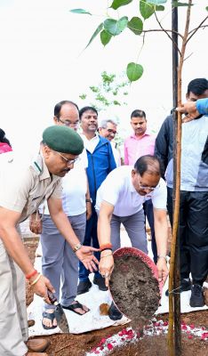 'एक पेड़ माँ के नाम' अभियान को मुख्यमंत्री विष्णु देव साय ने दी नई ऊर्जा, चिंतन शिविर 3.0 में पौधारोपण कर पर्यावरण संरक्षण और जनभागीदारी का दिया संदेश