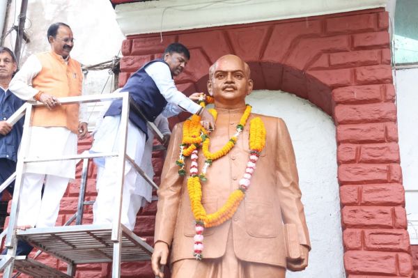 डॉ. श्यामा प्रसाद मुखर्जी की जयंती पर वन मंत्री केदार कश्यप ने अर्पित की पुष्पांजलि, राष्ट्र निर्माण और राष्ट्रीय एकता के आदर्शों को किया नमन