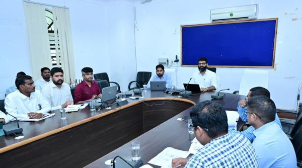 ग्राम पंचायतों में विकास योजनाओं की प्रगति पर कलेक्टर की कड़ी निगरानी,अधिकारियों को दी दोटूक चेतावनी, अधूरे निर्माण कार्यों और डीएमएफ परियोजनाओं में देरी पर होगी कठोर कार्रवाई
