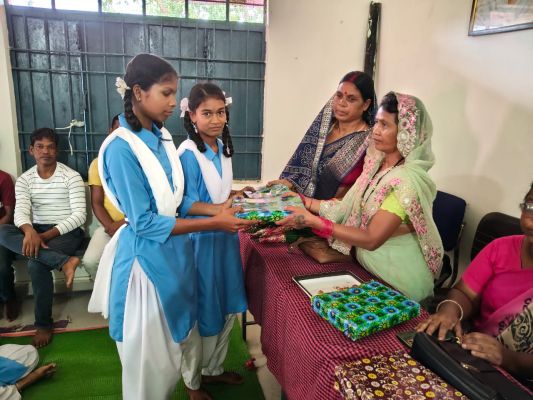 तिलक, पुष्पवर्षा और तालियों की गूंज के बीच लोधमा स्कूल में हुआ शाला प्रवेश उत्सव, मेधावी विद्यार्थियों के सम्मान से नए शिक्षा सत्र की हुई शानदार शुरुआत